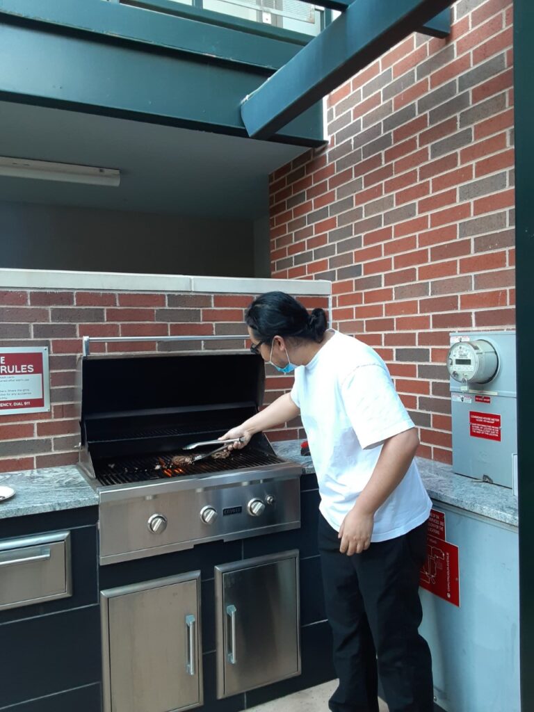 Zongyuan using the BBQ